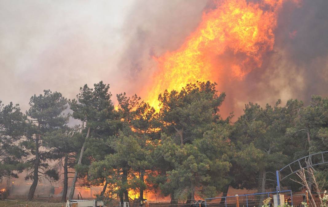 Çanakkale orman yangını son durum: Kepez ve Güzelyalı tahliye edildi, boğaz ve havalimanı kapatıldı 7